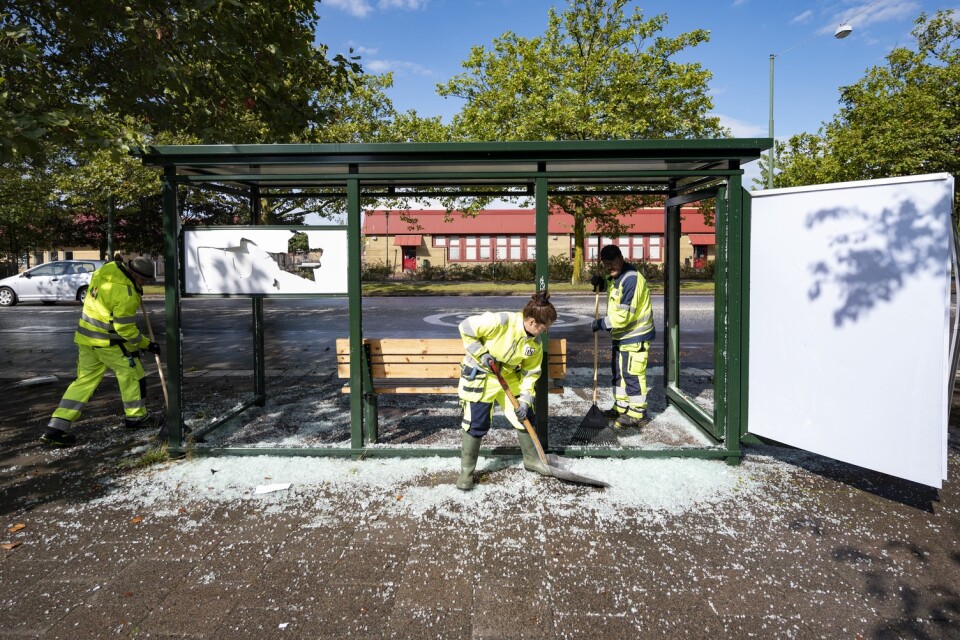 Personal från Malmö Stad röjer upp krossat glas från en av ett 15-tal krossade busskurer på Rosengård i Malmö efter nattes upplopp.