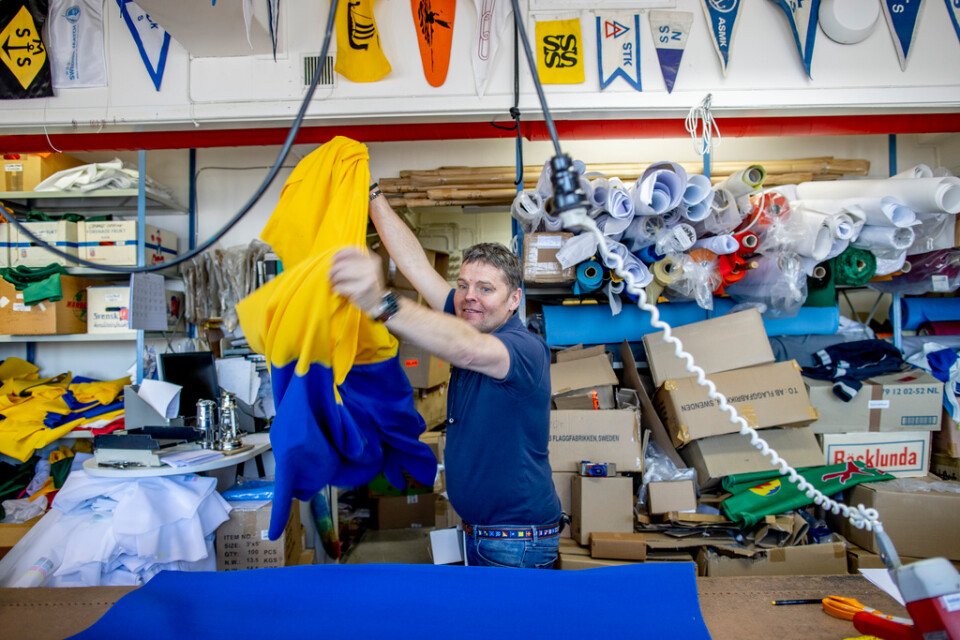 Ingvald Dahlströms fabrik säljer i vanliga fall högst en ukrainsk flagga om året. Nu har han fått hundratals beställningar på drygt en vecka.