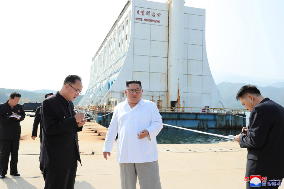 Nordkoreas ledare Kim Jong-Un riktar stark kritik mot en turistanläggning vid ett besök i Kumgang den 23 oktober 2019.