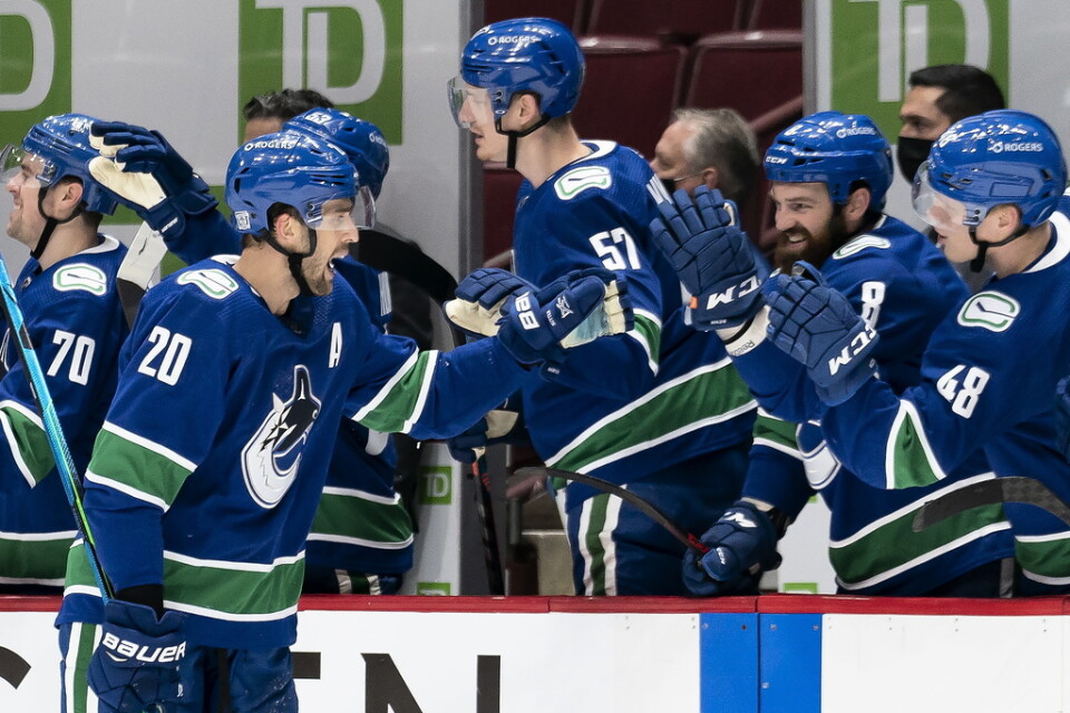 Vancouvers Brandon Sutter jublar över karriärens första NHL-hattrick i mötet med Ottawa.