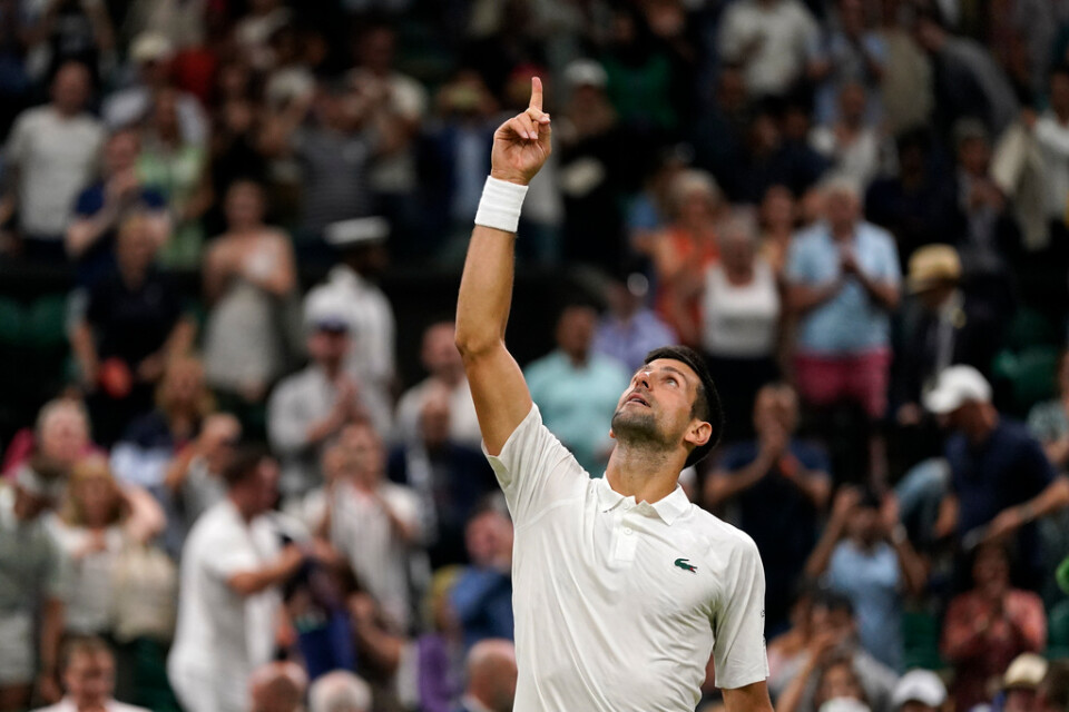 Novak Djokovic firar efter att ha vunnit mot schweizaren Stan Wawrinka sent på fredagskvällen.