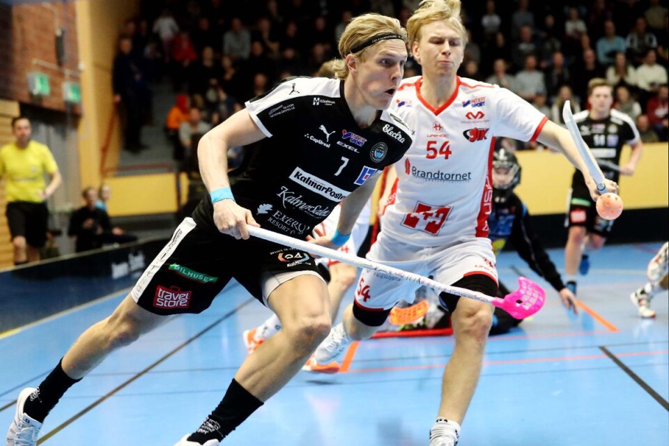 Kim Nilsson trixar med bollen samtidigt som har Jönköpings Oskar Malmgren i ryggen. Foto: Paul Madej