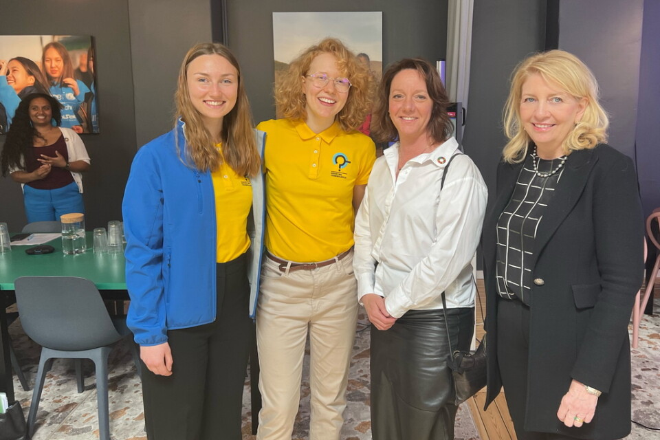 Alicia Larsen och Alice Heiman har tagit plats i Sveriges unga forskningslandslag. De visade upp sin uppfinning för biståndsminister Matilda Ernkrans (S) och Unicefs högsta chef Catherine Russell, på Unicefs kontor i Stockholm.