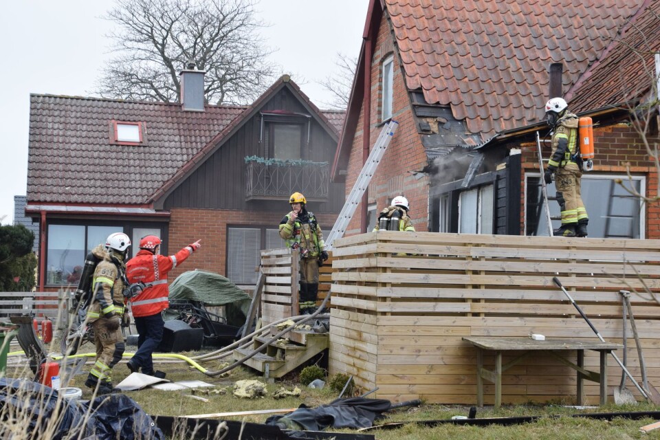 Räddningstjänsten bekämpar branden i en villa i Hököpinge.
