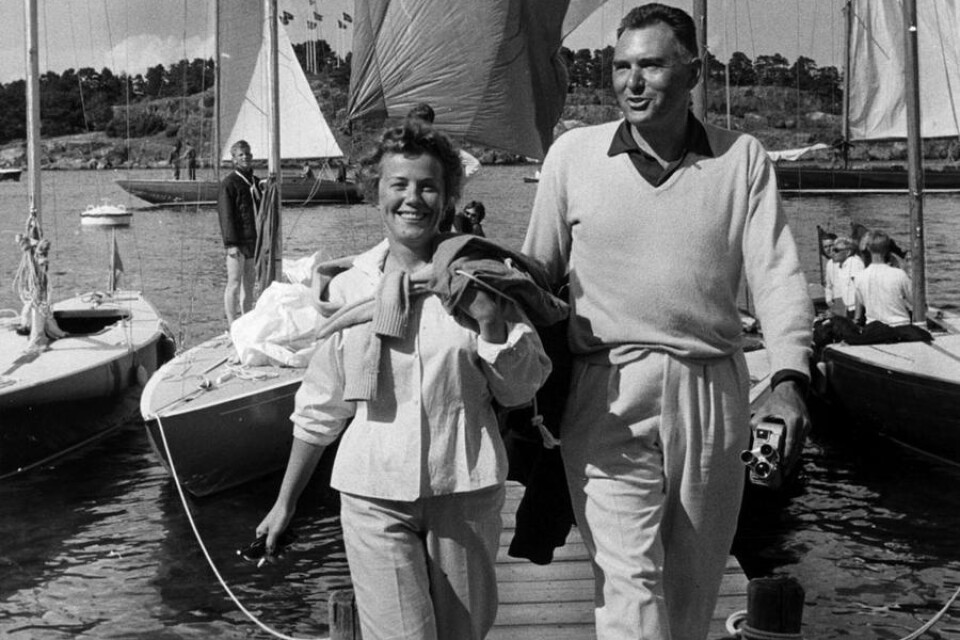 Sickan Carlsson tillsammans med maken Sölve Adamsson i Stockholms skärgård 1958.