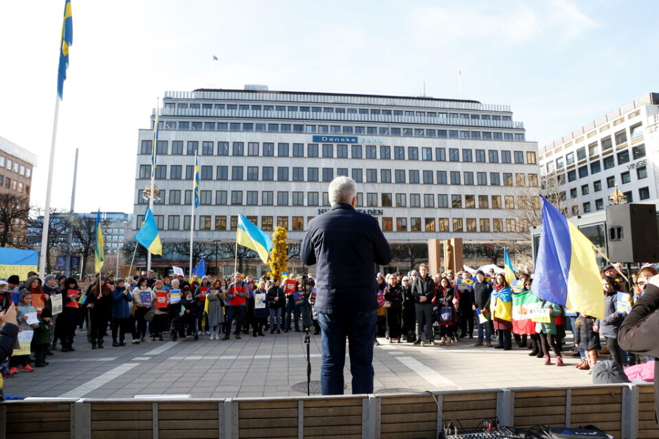 Andrij Plachotnjuk, Ukrainas ambassadör i Sverige, talar vid demonstrationen i Stockholm.