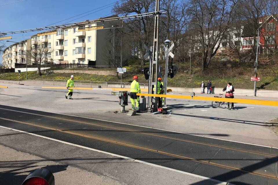 Trafikverket är på plats och lagar bommarna vid järnvägskorsningen i Marieberg efter olyckan.