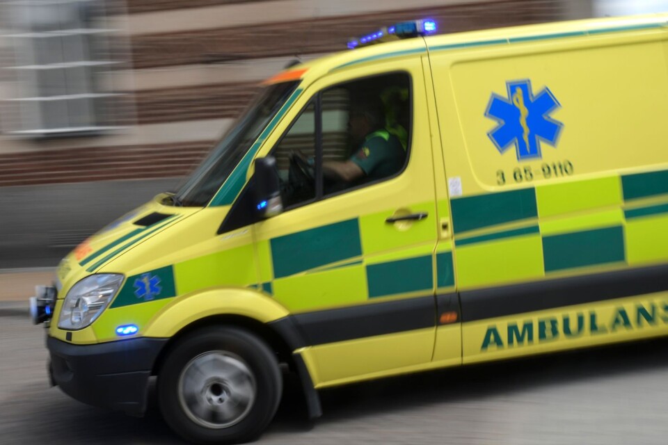 Ambulans under utryckning i centrala Kristianstad. 
Arkivbild.