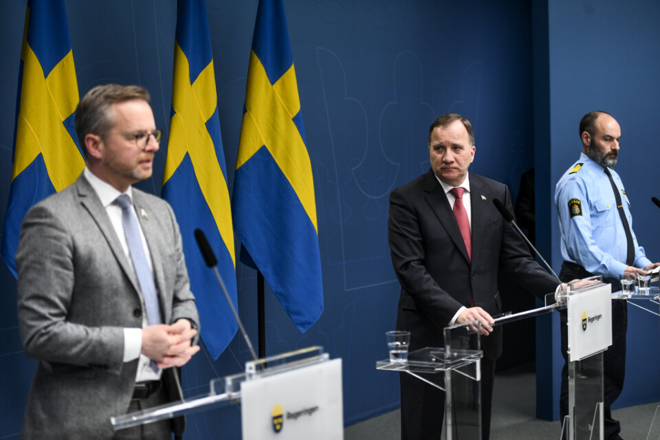 Inrikesminister Mikael Damberg (S), statsminister Stefan Löfven (S) och Patrik Engström, chef för gränspolissektionen, meddelar att inreseförbudet till Sverige från länder utanför EU förlängs.