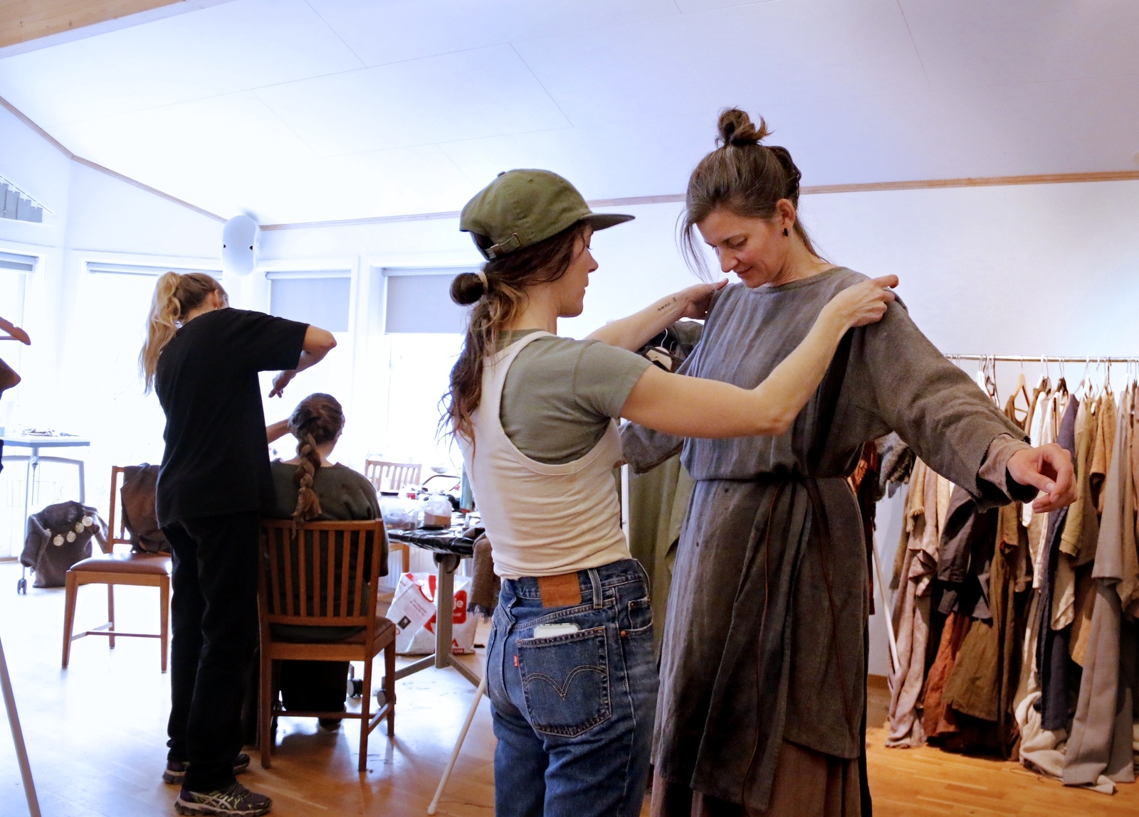 I kostymförrådet hjälper Magdalena Boberg och Mimmi Gavelli statisterna med kostymer, smink och hår.