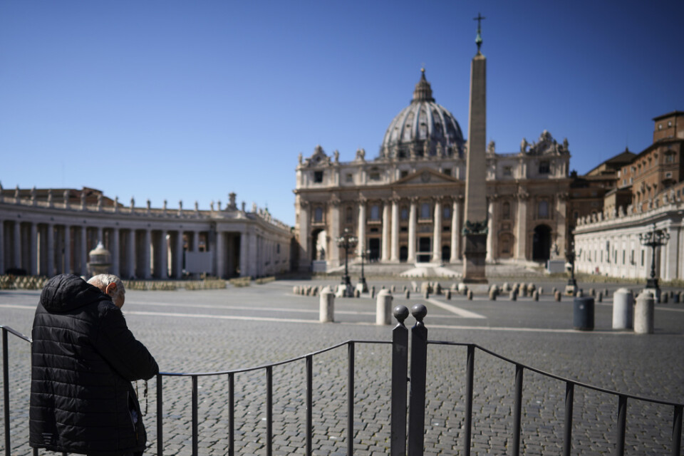 En ensam man ber vid Petersplatsen i Vatikanen tidigare i mars.