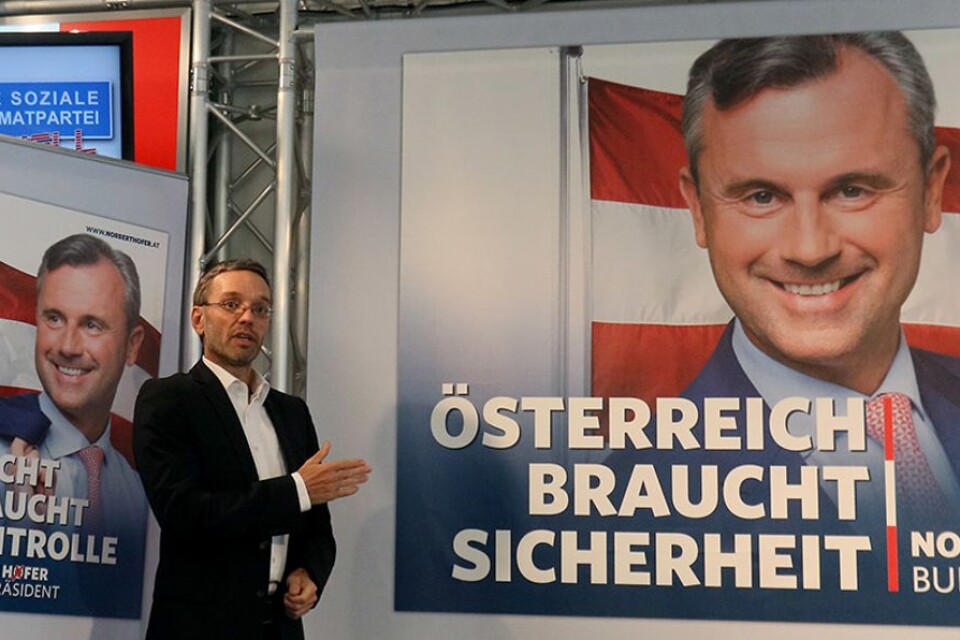 En bild från valrörelsen i Österrike där dåvarande partisekreteraren för högernationalistiska FPÖ Herbert Kickl talar. Nu är han inrikesminister och har sagt att asylsökande bör hållas på en ”koncentrerad plats”.