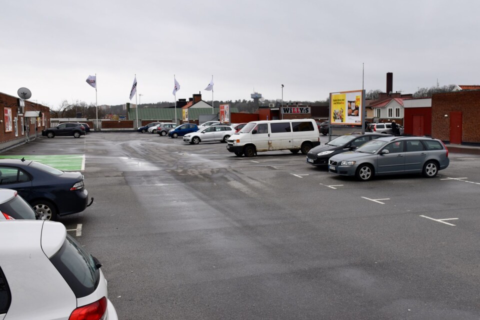 Bilrånet skedde här, på Willys parkeringstak i centrala Ronneby.