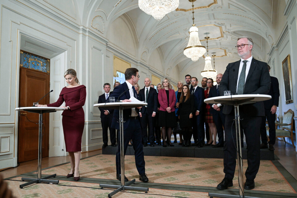 Statsminister Ulf Kristersson (M) omgiven av energi- och näringsminister samt vice statsminister Ebba Busch (KD) och arbetsmarknad- och integrationsminister Johan Pehrson (L) när de nya statsråden presenterades.