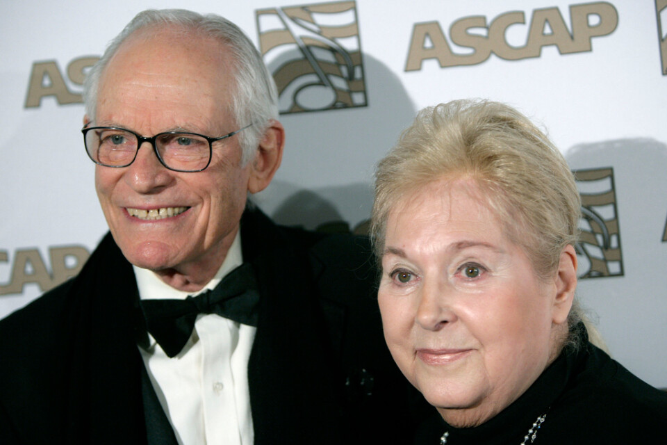 Alan och Marilyn Bergman på en gala i Kalifornien 2008. Marilyn, till höger, har gått bort 93 år gammal.
