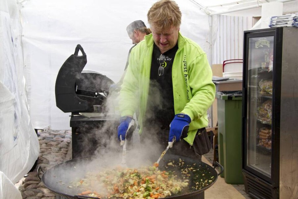 Lars Boqvist hade fullt upp med att laga mat i serveringen i bluestältet på torget.