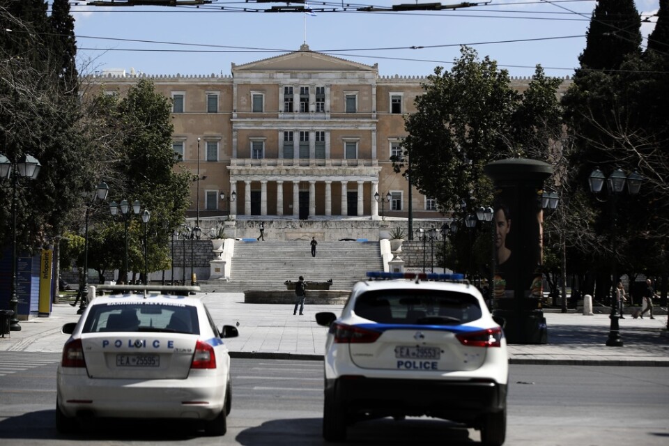 Grekiska polisbilar i Aten – bilden är dock inte tagen i samband med räderna i Sepolia och Exarchia. Arkivbild.