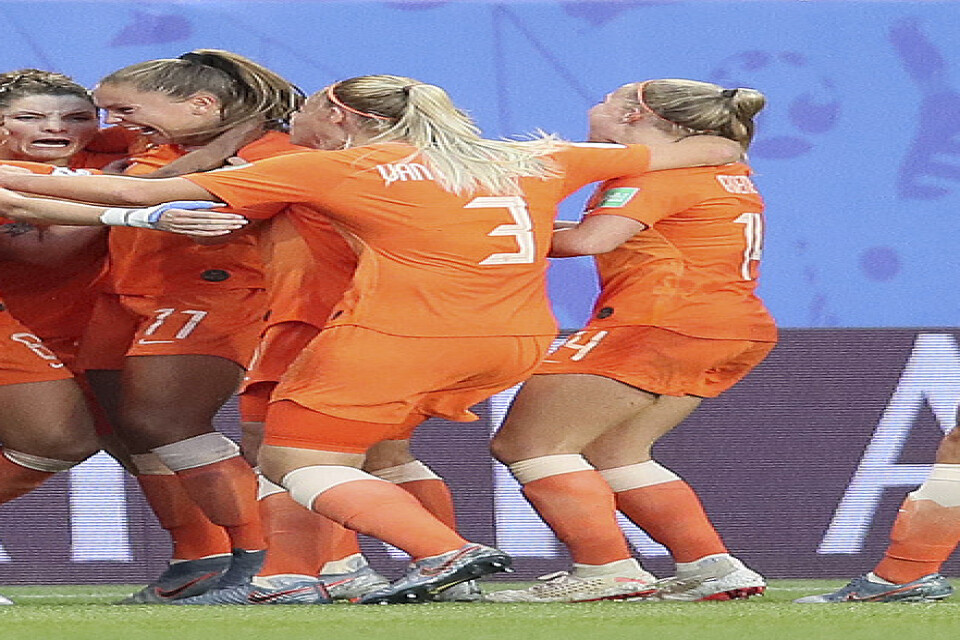 Nederländerna jublar efter Lieke Martens 1–0-mål.