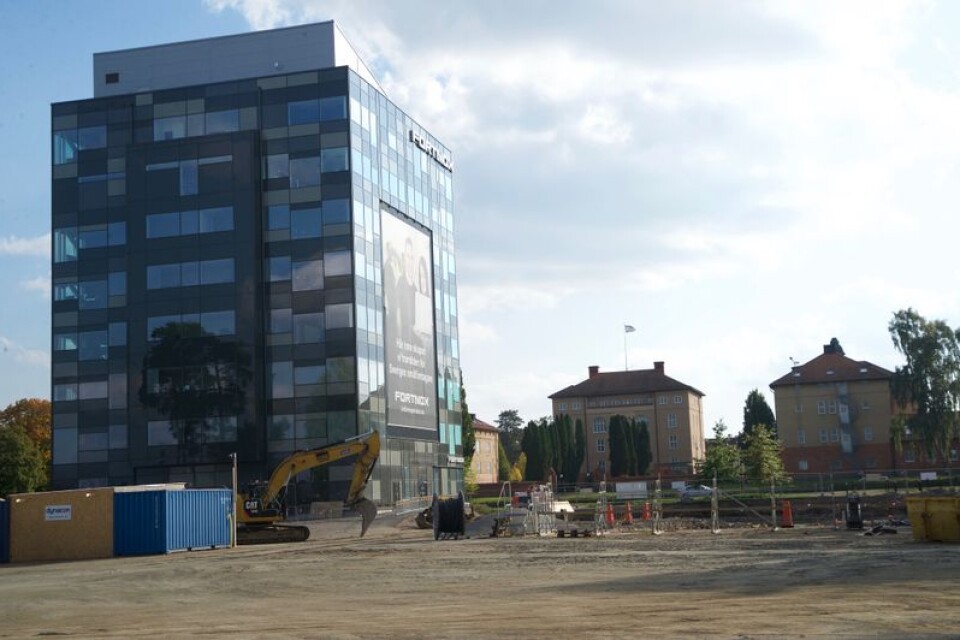 Det är till höger om byggnaden som det nya huset ska byggas. Där fasadvepan syns ska den nya glaspassagen vara.