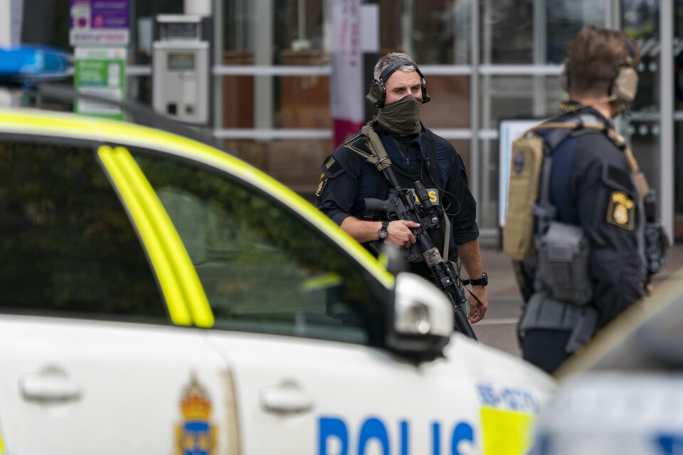 Polis på plats vid Skånes universitetssjukhus under det våldsamma bråket i september. Arkivbild