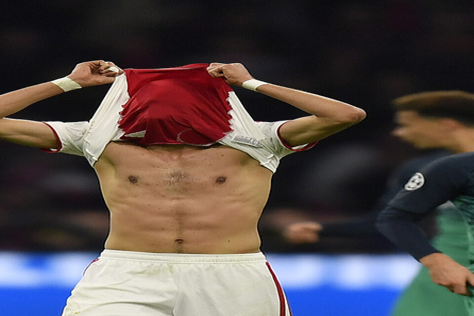 Ajax-spelaren Hakim Ziyech gömmer ansiktet efter förlusten mot Tottenham.