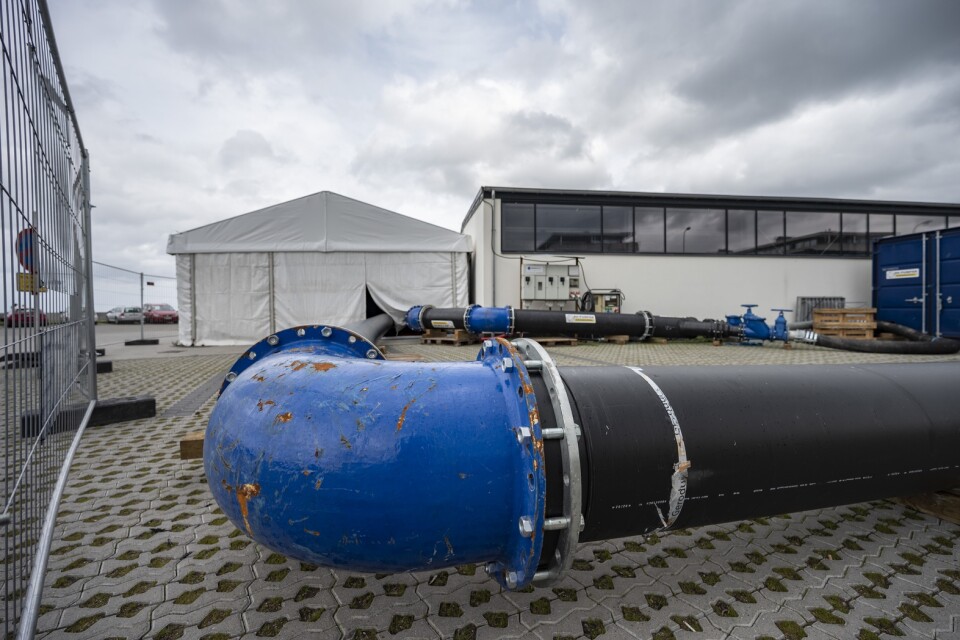 Avloppsrör vid pumpstationen i hamnen i Skovshoved norr om Köpenhamn. Härifrån var det tänkt att 290 000 kubikmeter avloppsvatten skulle pumpats ut i Öresund. Nu avslöjar TV2 Lorry att betydligt större mängder orenat avloppsvatten har släppts ut i Öresund de senaste åren.