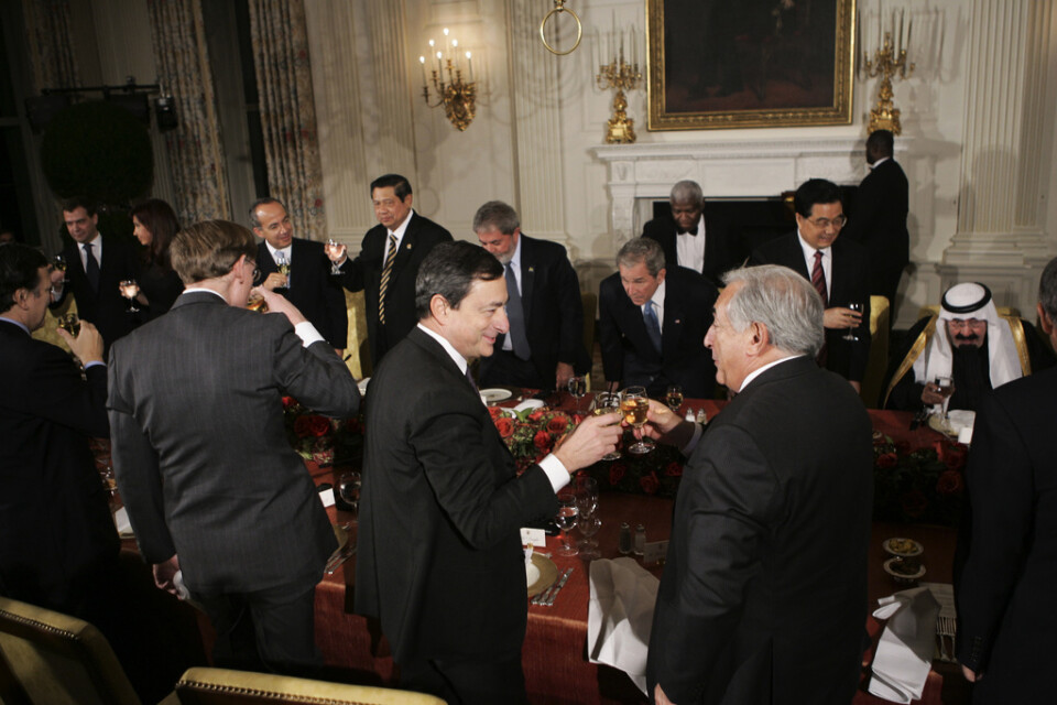 G20:s toppmöten har hållits minst en gång per år sedan 2008. Här sätter sig mötesvärden George|W Bush ned (i mitten) medan andra ledare skålar på mötet i Washington den 14 november det året.