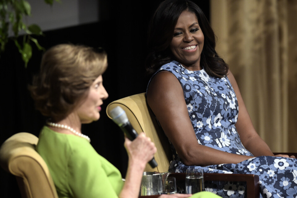 USA:s tidigare första damer Laura Bush och Michelle Obama. Fotot togs i Washington DC 2016.