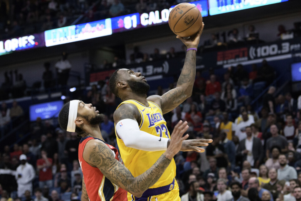 Los Angeles Lakers LeBron James skjuter med New Orleans Brandon Ingram i ryggen under en NBA-match i onsdags. Under mötet med New Orleans tog sig James förbi 33|000 gjorda poäng.