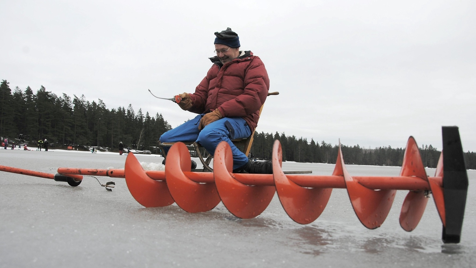 Jaan Tönissoo från Helsingborg har fritidshus vid sjön. Den här dagen plockade han fram sparken och gled ut på isen för att vara med i isfisketävlingen.