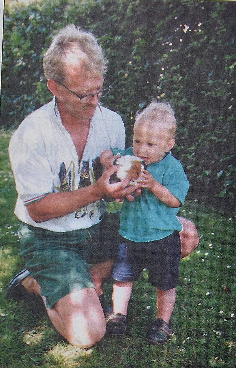 Bengt-Olof Svensson och sonen Jens klappar ett av marsvinen.
Arkiv: Åke Ljungberg