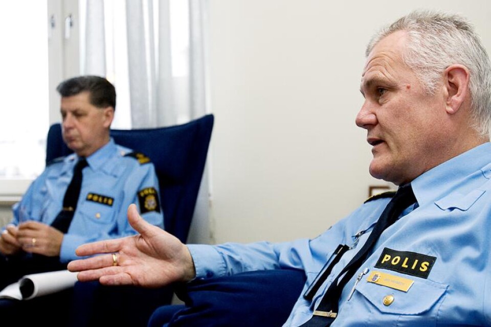 Uppmaning. Blekingepolisens Tomas Pärklo och Jan Hansson uppmanar villaägare att hjälpa varandra hålla inbrottstjuvarna borta.