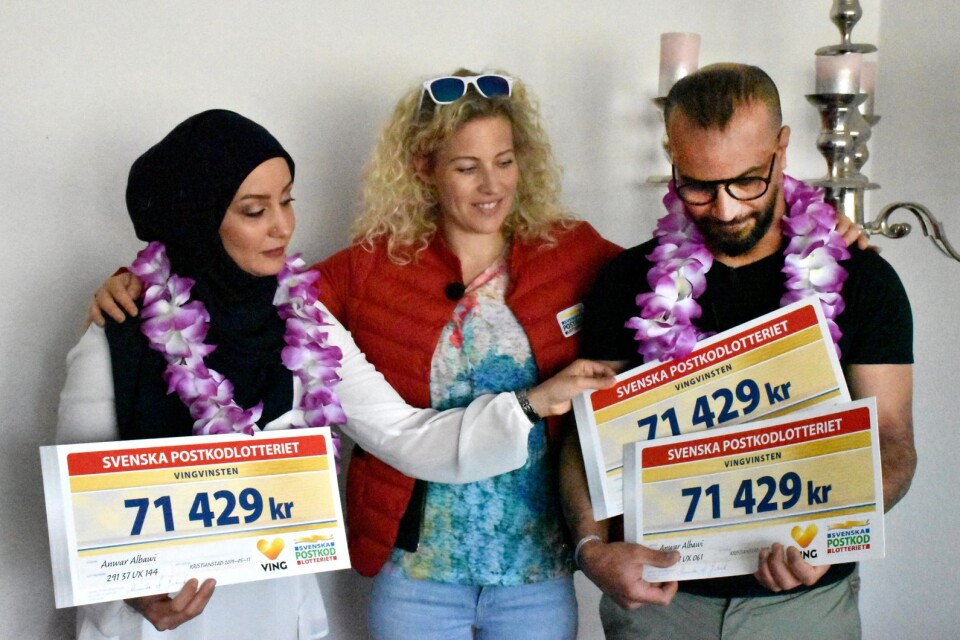 Postkodlotteriet på besök. Anwar och Zaman Albawi har vunnit reselotter. Här med Sandra Dahlberg.