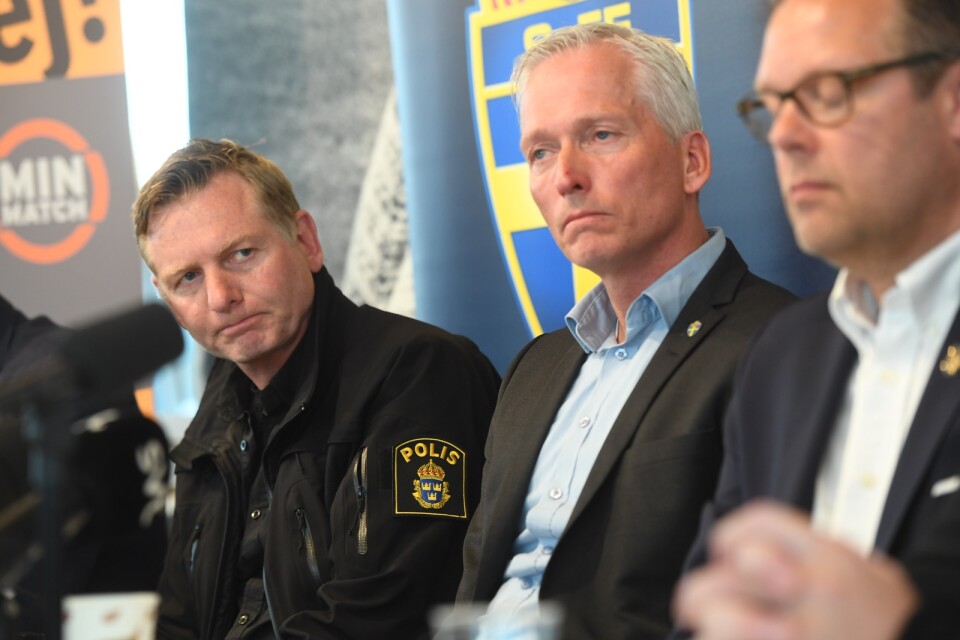 Fredrik Gårdare, till vänster, leder polisens aktionsgrupp mot idrottsrelaterad brottslighet. En utredning om misstänkt matchfixning i superettan förra året har inletts. Arkivbild