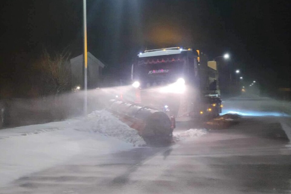 Markus Petersson röjde snö sträckan Färjestaden-Ottenby under onsdagskvällen.