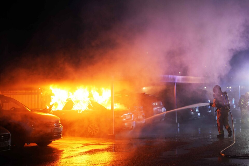 En personbil parkerad i en carport vid Österleden i Växjö sattes i brand sent på onsdagskvällen.