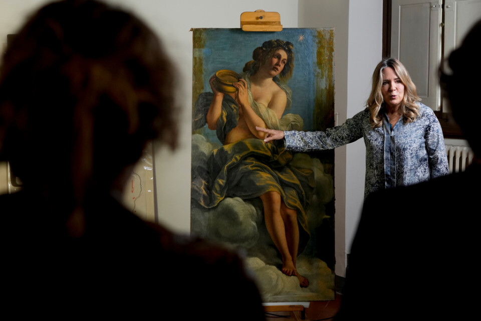 Konservatorn Elizabeth Wick vid Artemisia Gentileschis censurerade målning.