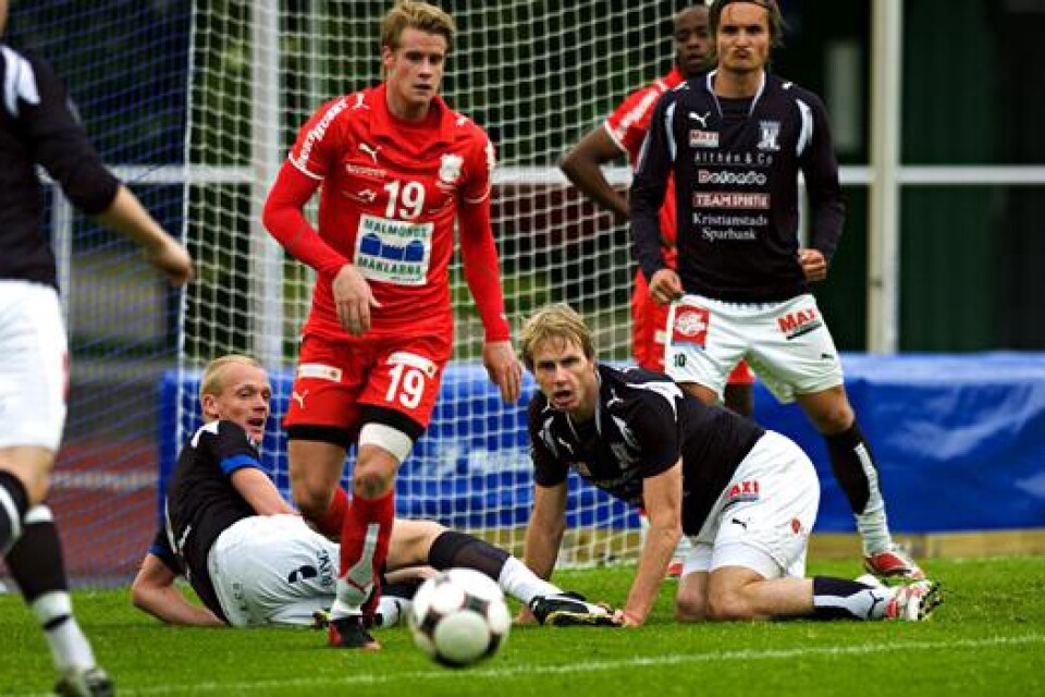Marcus Svensson och Simon Sjöfors på marken när Nicklas Fischer laddar för skott.