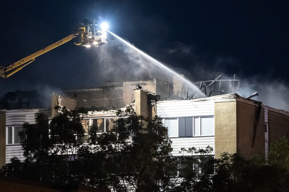En kraftig brand har brutit ut i ett flerfamiljshus i Landskrona.