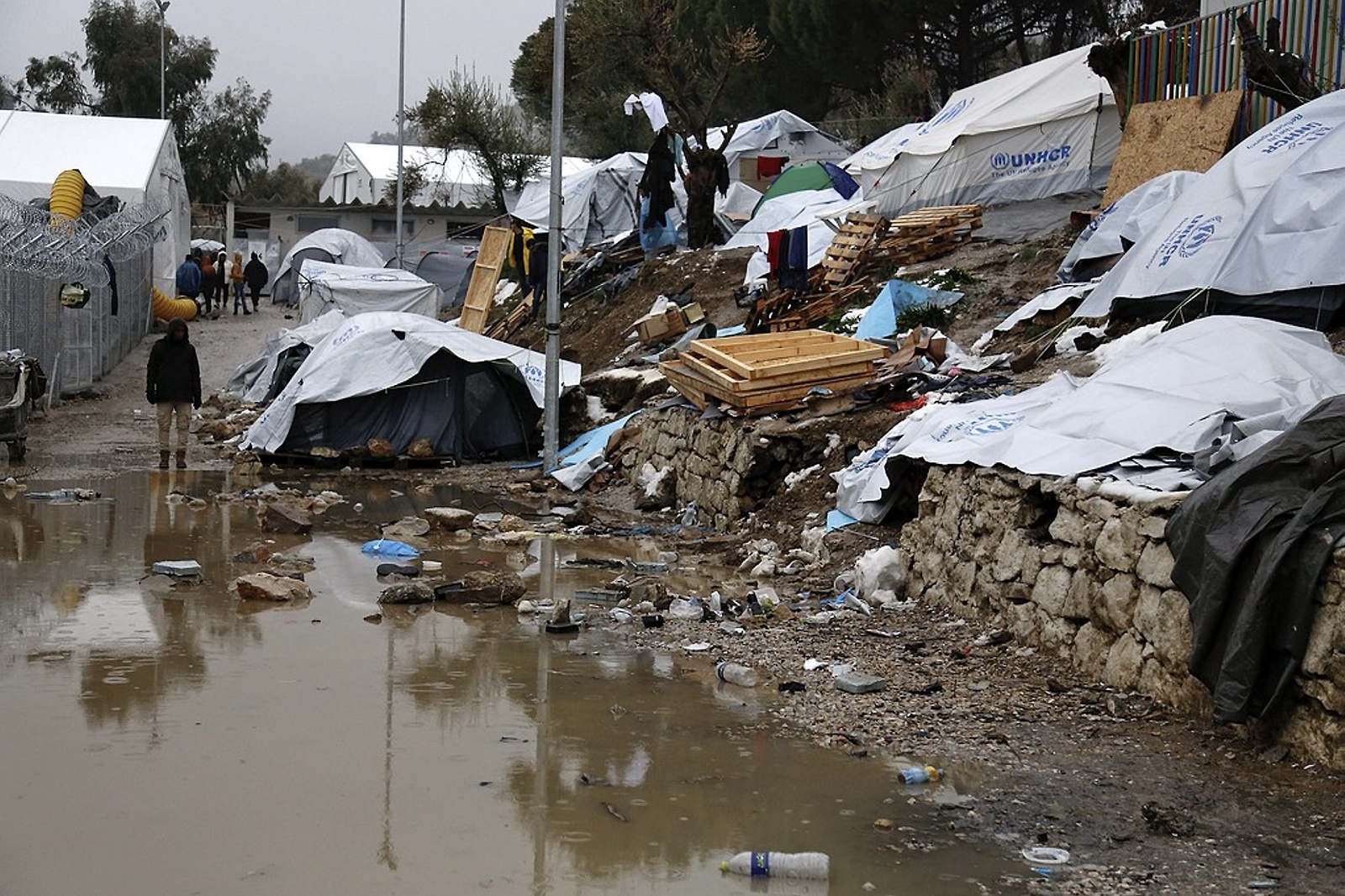 Sopor och misär kantar de små vägarna som slingrar sig genom flyktinglägret. Foto: Petros Tsakmakis/TT