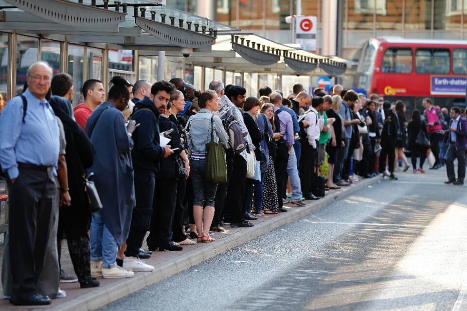 Överfyllda bussar och trafikstockningar präglar den brittiska huvudstaden sedan en strejk i Londons tunnelbana inletts. Den första strejken i tunnelbanan sedan 2002 ska pågå i 24 timmar. De strejkande tunnelbaneförarna inom London Underground motsätter