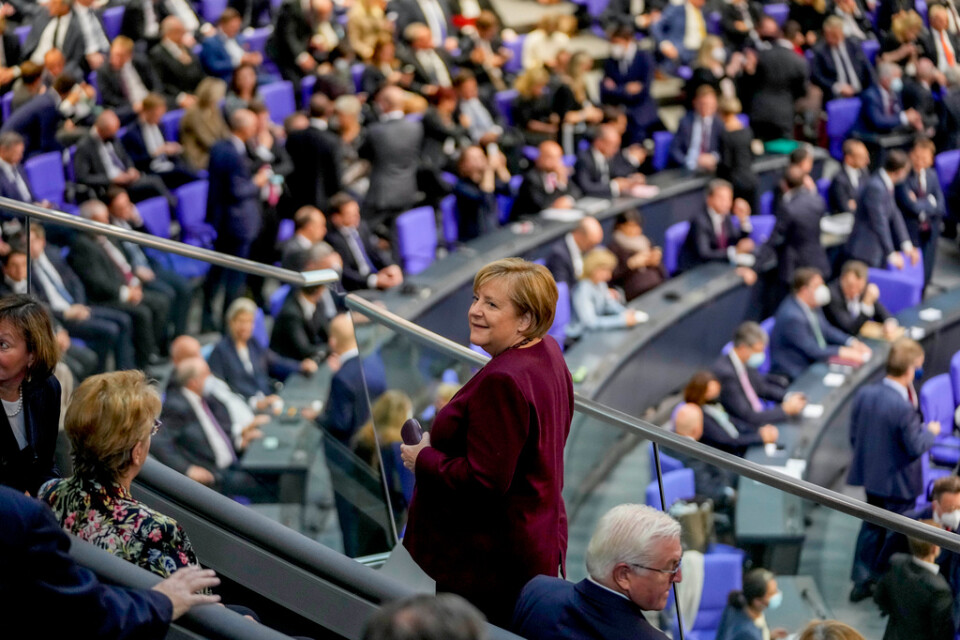 Angela Merkel på besöksplats i tyska Bundestag när parlamentet öppnade på tisdagen. Till höger om henne president Frank-Walter Steinmeier.