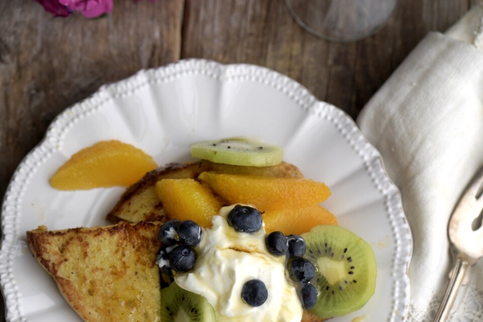 French toast blir en härlig påskfrukost med färsk frukt och yoghurt.