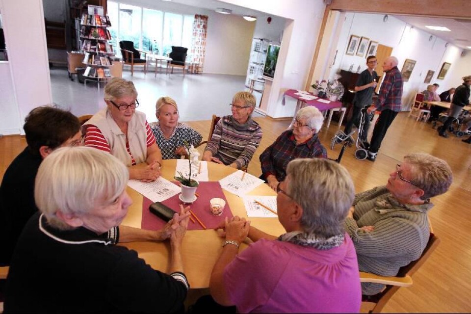 Många kom till Smygehem när den nya dagverksamheten hade öppet hus. På bilden fikar bland andra: Kerstin Persson, Marie Jungklo, Gunnel Olsson och Elsa Johansson.