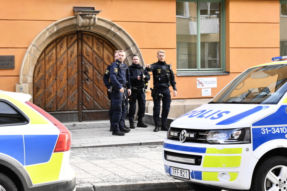 Poliser utanför säkerhetssalen i Stockholm tingsrätt under tisdagen.