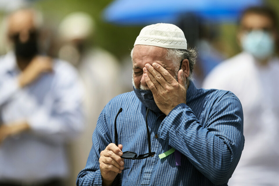 En man torkar sina tårar vid en begravningsceremoni för offren i lastbilsattacken i början av juni.