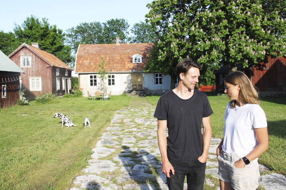 Alexander Rosengren och Louis Palmgren framför deras drömhus, en klassiskt kringbyggd Ölandsgård som de nu totalrenoverar.