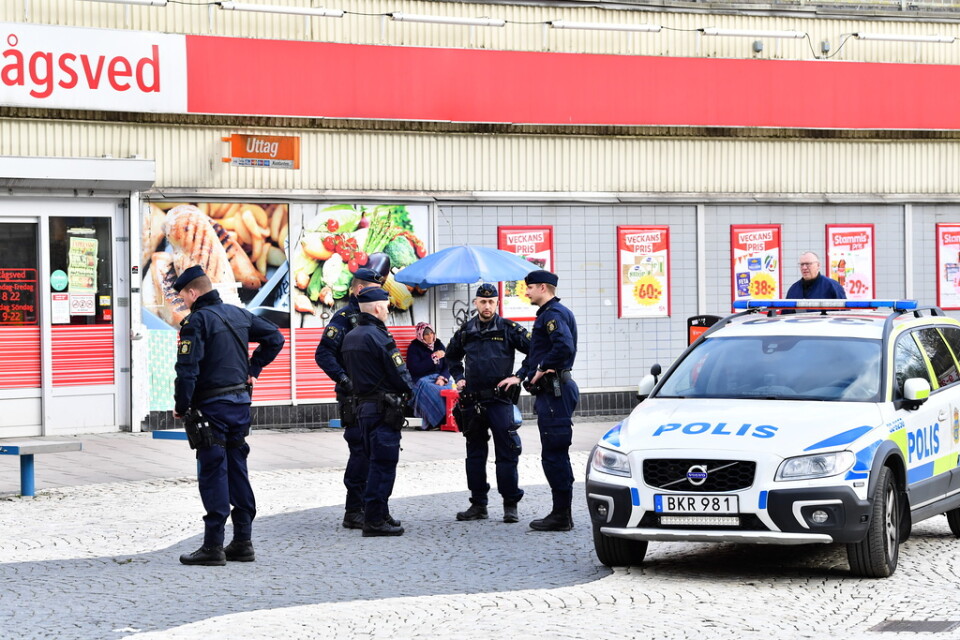 En skottskadad man hittades i Rågsved i södra Stockholm på fredagen.