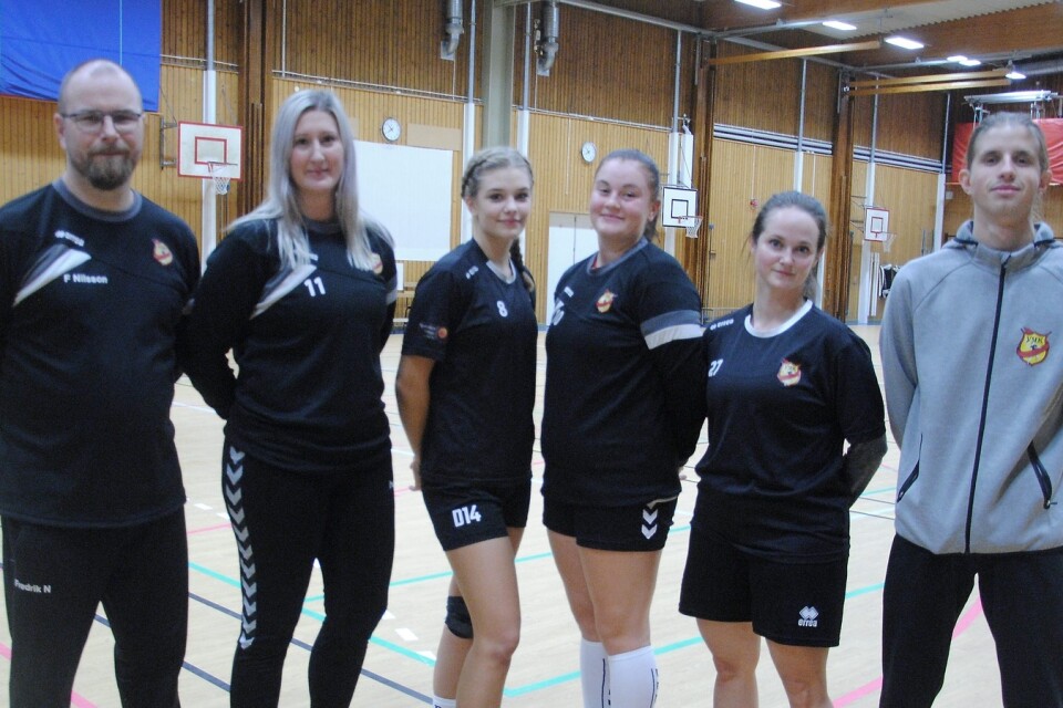 Vinslövs damlag 2018-19.
Från vänster: Fredrik Nilsson (tränare), Therese Edmundsson, Agnes Martinsson, Isabelle Svensson, Sara Roskvist och Emil Ålhagen (tränare).