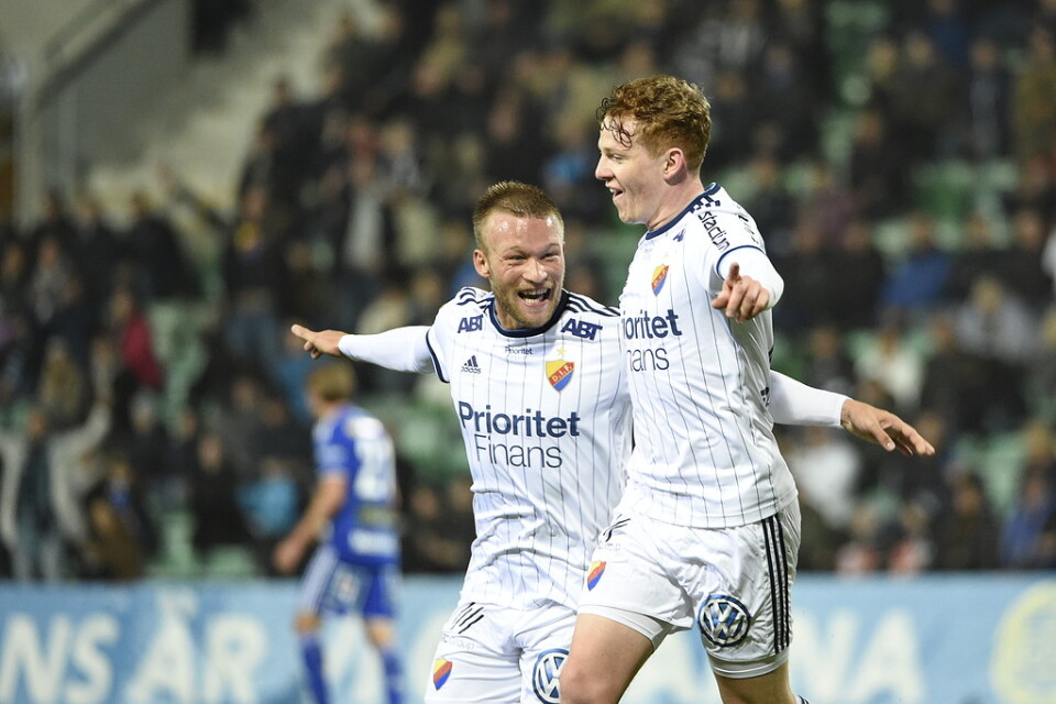 Djurgårdens Aslak Fonn Witry (till höger) grattas av Nicklas Bärkroth efter sitt 2–1-mål borta mot Gif Sundsvall.